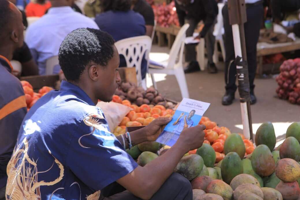 A market vendor learns about Smartlife Flexi.